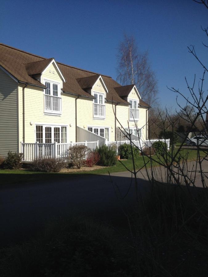 סאות' סרני Liming Lodge - Lakeside Home In The Cotswolds מראה חיצוני תמונה