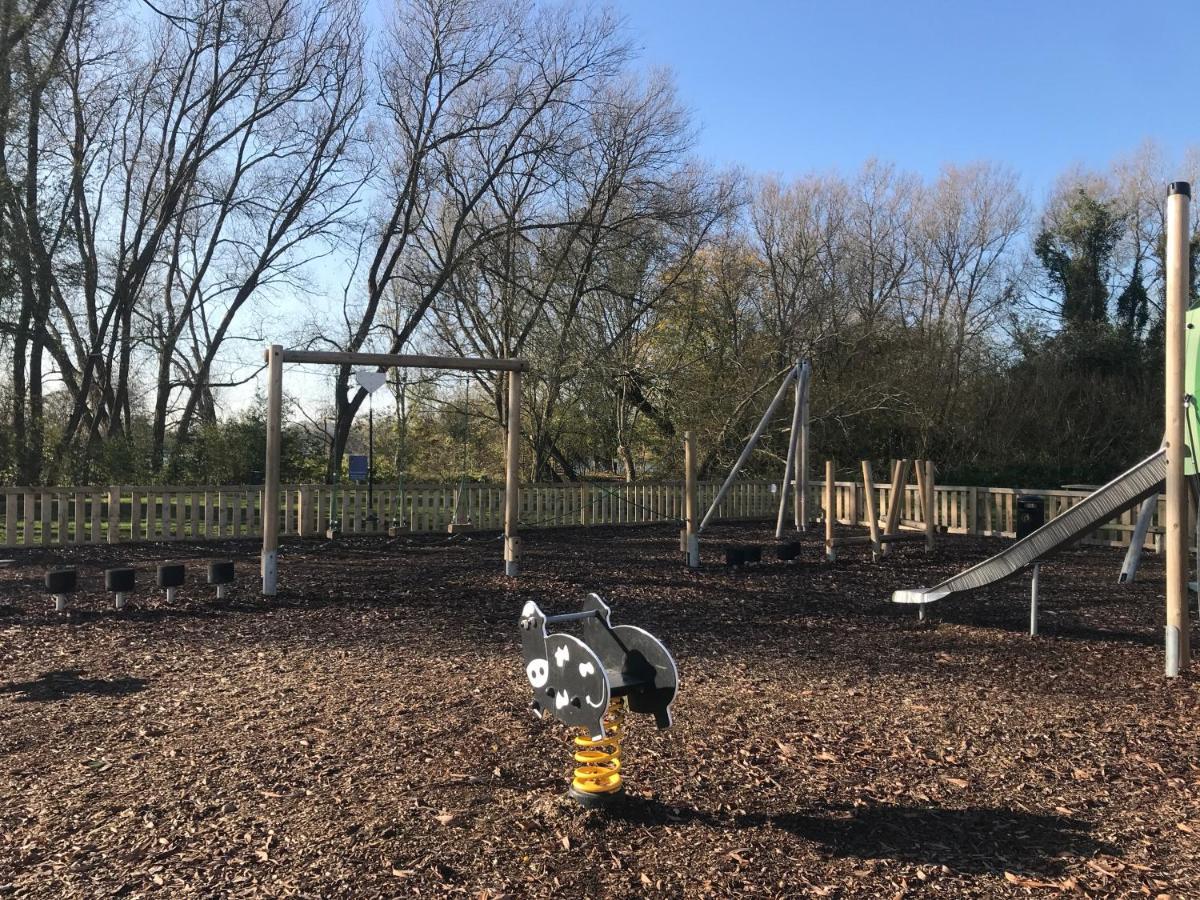 סאות' סרני Liming Lodge - Lakeside Home In The Cotswolds מראה חיצוני תמונה