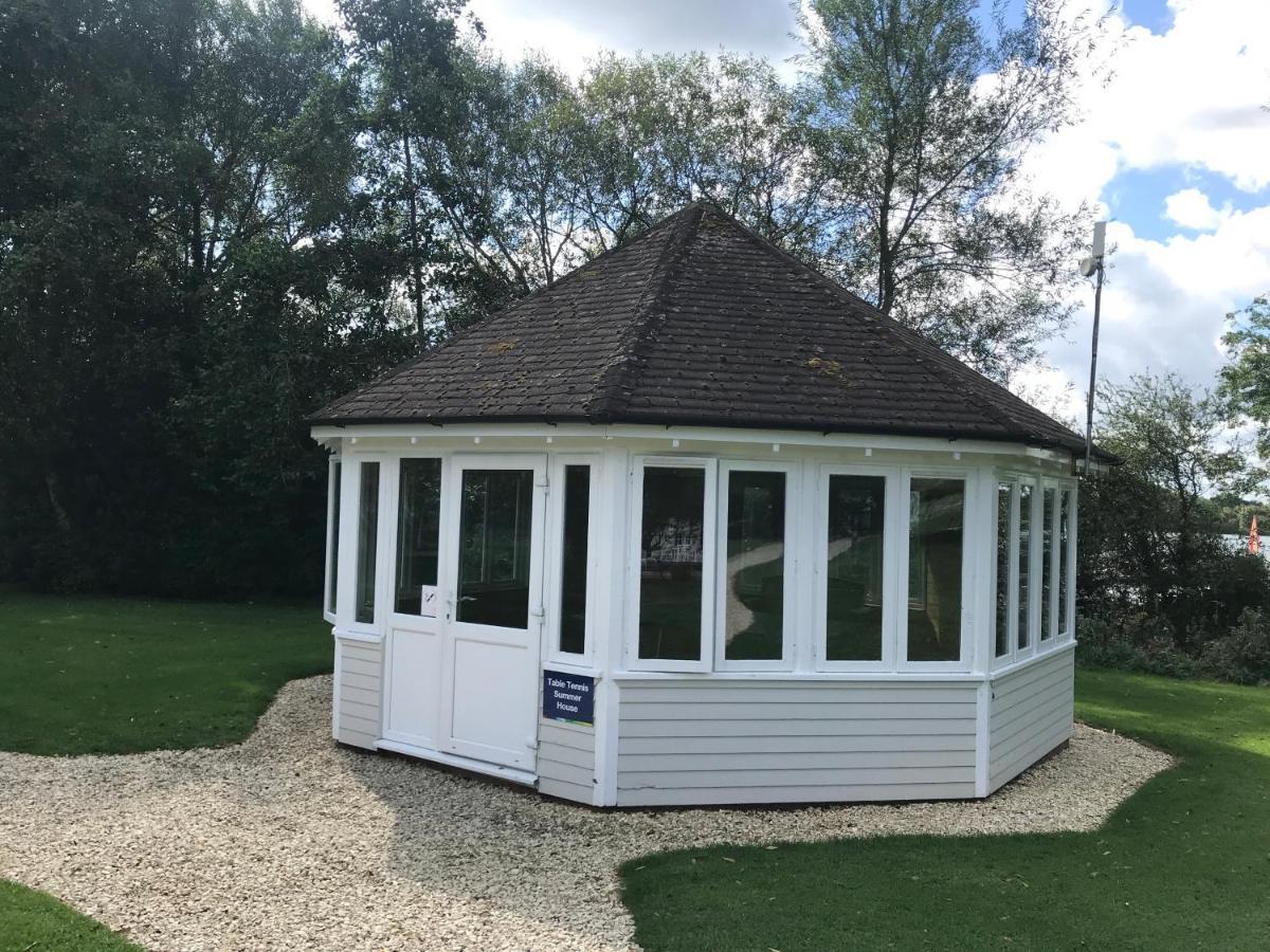 סאות' סרני Liming Lodge - Lakeside Home In The Cotswolds מראה חיצוני תמונה