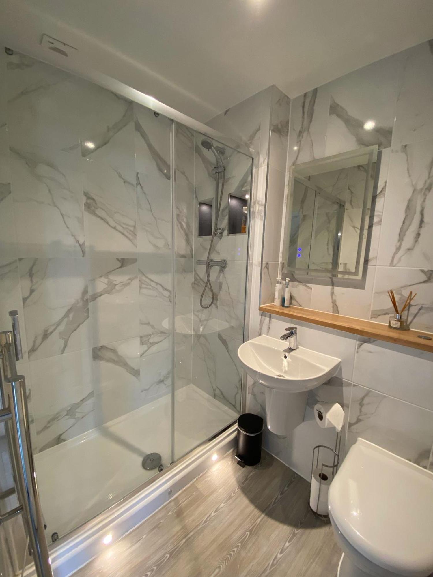 סאות' סרני Liming Lodge - Lakeside Home In The Cotswolds מראה חיצוני תמונה